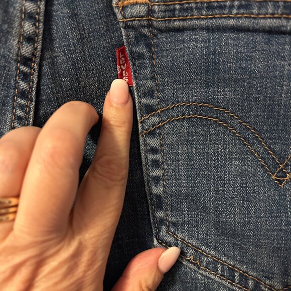 Levi's Boyfriend Cropped Distressed Jeans Size 16W - Picture 4 of 9